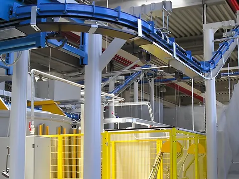 Overhead conveyor above a production floor