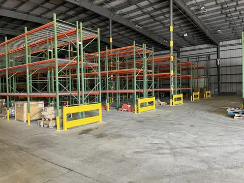 Pallet racking bays with wire decking and yellow rack guards